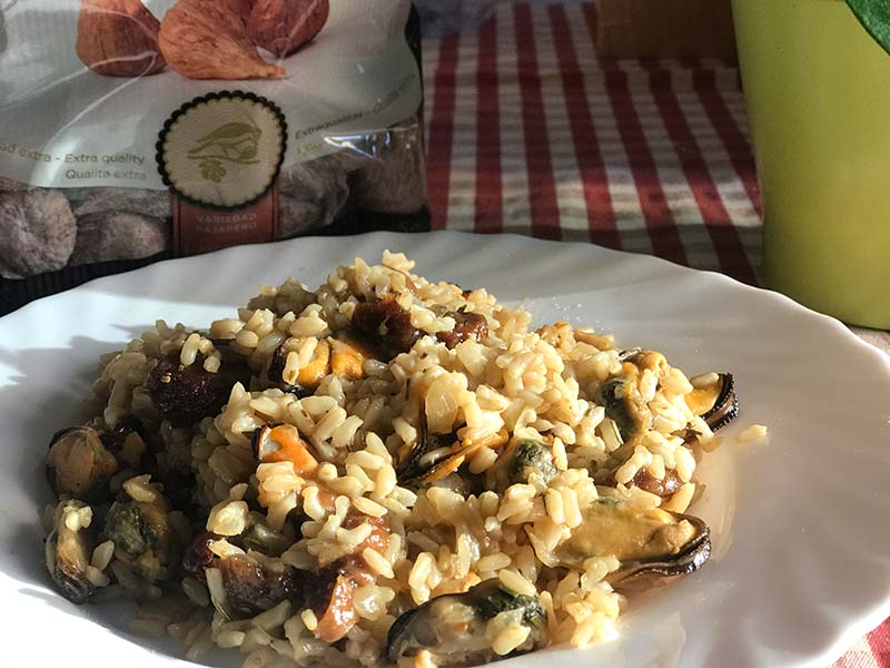 Brown rice with dried figs and mussels