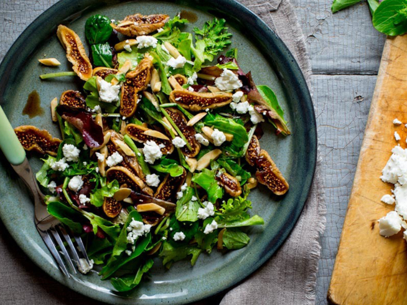 Green salad with dried figs and goat's cheese: fresh, quick and nutritious!