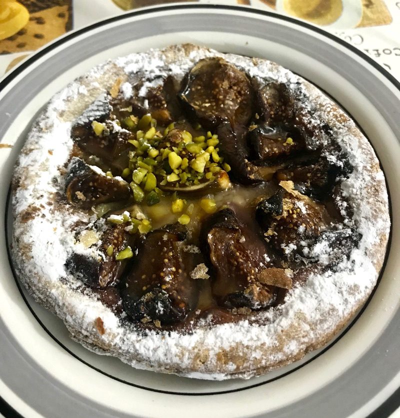 Dried figs, apples and pistachios Tart